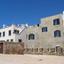Charakterystyczne dla Essaouiry białe ściany domów i kobaltowe drzwi