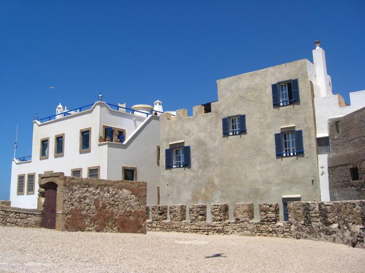 Charakterystyczne dla Essaouiry białe ściany domów i kobaltowe drzwi