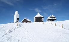Ośnieżony szczyt Śnieżki, u stóp której leży Karpacz