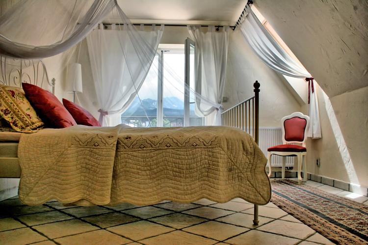 Sypialnia w Villa Toscana w Murzasichlu z widokiem na Tatry