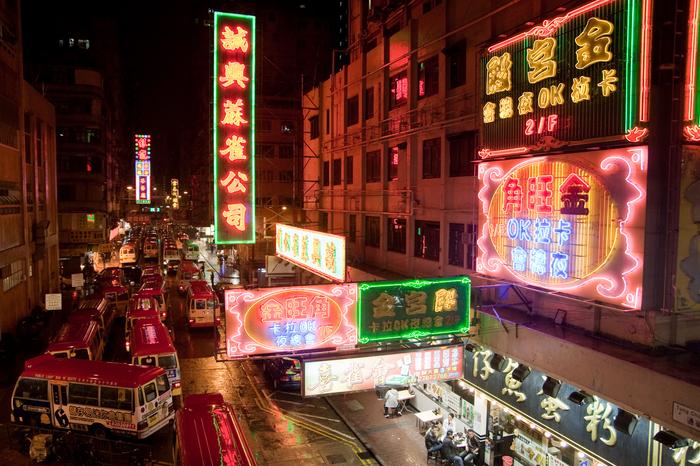 Mongok, dzielnica fasfoodowych restauracji fastfoodowych restauracji, sklepów z podróbkami, targowisk i salonów masażu - serce nocnego życia Hongkongu