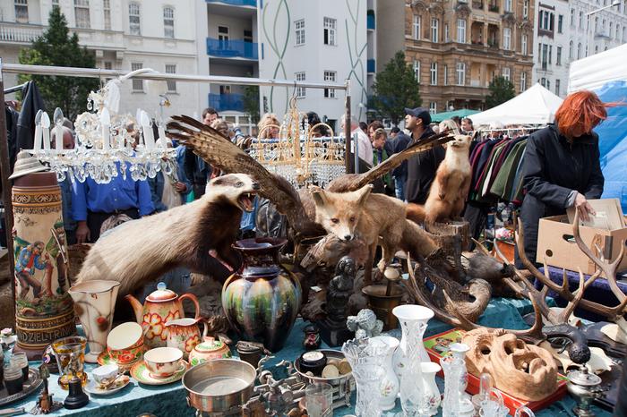 Spacer po sobotnim pchlim targu na Naschmarkt to pasjonująca wyprawa dla kolekcjonerów