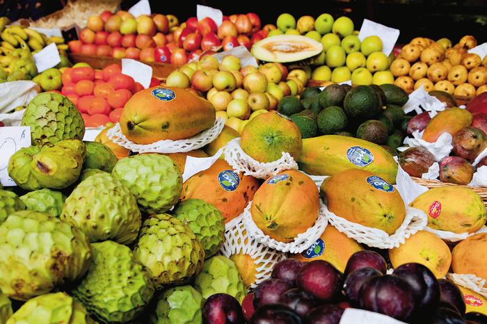 Sprzedawcy uliczni częstują przechodzących niespotykanymi krzyżówkami owoców np. marakujo -b ananem, marakujo - pomidorem i banano - ananasem