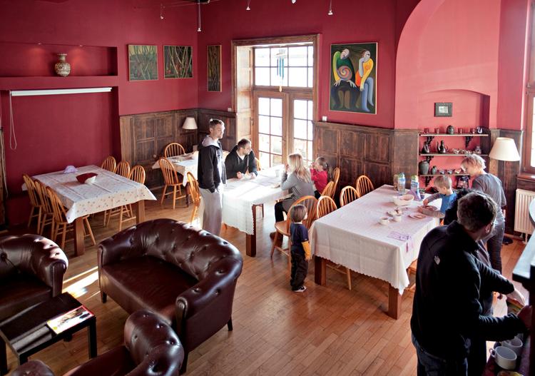 W malowniczo usytuowanym pensjonaciedo dyspozycji gości pozostają sala koinkowa, , sala telewizyjna i mili, służący radą gospodarze