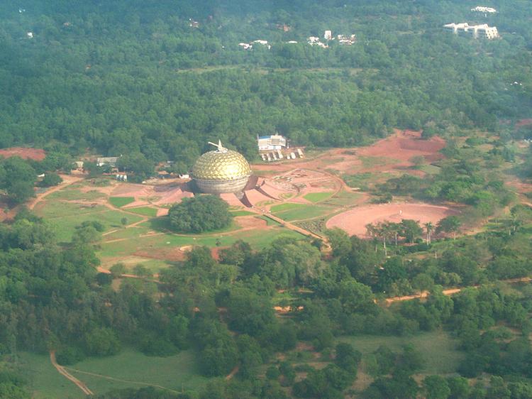 Matrimandir miejsce skupienia i spotkań położone w samym sercu Auroville