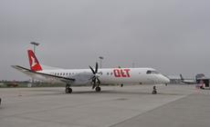 Samolot OLT Jet Air na lotnisku w Gdańsku przed pierwszym lotem do Brukseli przez Bremę