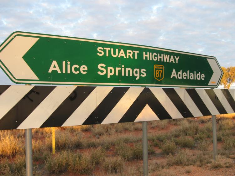 Jeden ze znaków wskazujących droge do centralnej Australii oraz na południe kraju