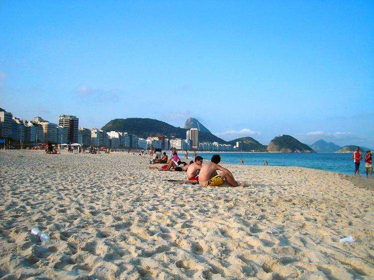 Dzień na Copacabanie, najsłynniejszej, ciągnącej się przez 4 kilometry, plaży Rio