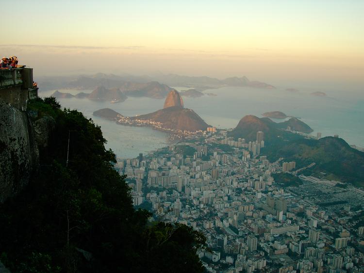 Dwa w jednym, czyli dwie największe atrakcje miasta i dwa najlepsze punkty widokowe: Góra Cukru i wzgórze Corcovado z pomnikiem Chrystusa Zbawiciela widziane z helikoptera