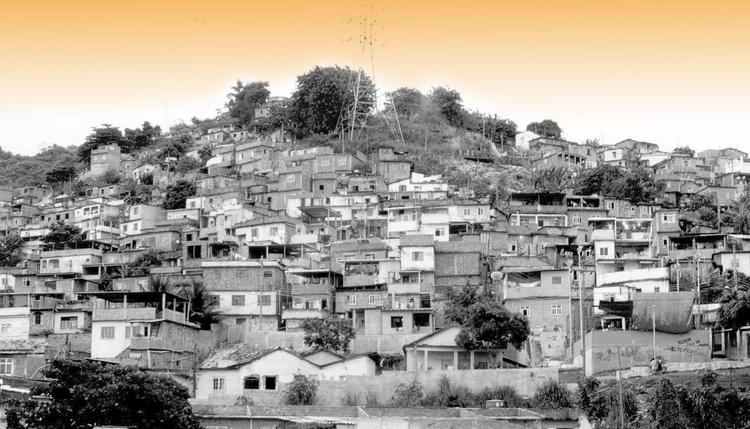 ↑Faweli, czyli slamsów, w Rio jest ok. 700. Prowizoryczne domki wybudowano na stromych wzgórzach miasta