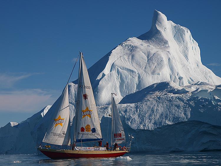"Solanus” – polski jacht, którym autorka dotarła na Grenlandię. W tle góra lodowa; ponad wodą wystaje zaledwie 1/7 ich bryły
