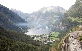 Fiord i miasteczko Geiranger odwiedza latem ok. 6 tys. osób dziennie. Powód jest jeden: to jedno z najładniejszych krajobrazowo miejsc w Norwegii