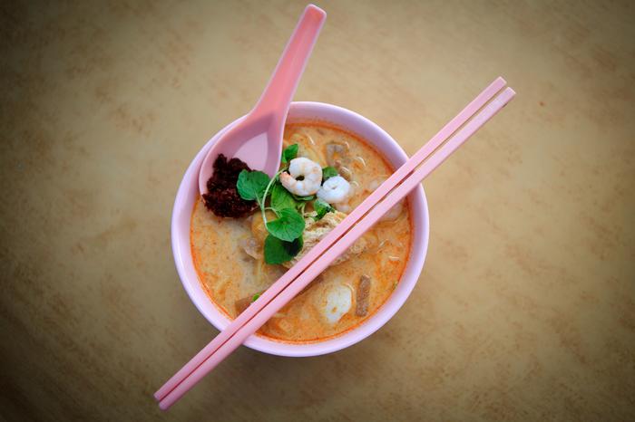 Zupa laksa powstała z mieszanki smaków z różnych regionów Malezji, Chin i Indii