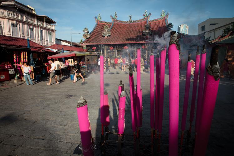 W  świątyni Tien Kong tan od samego rana gromadzą się setki pobożnych buddystów