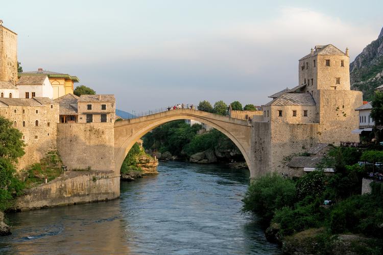 Stary Most symbolizuje dawną chwałę Mostaru, a jednocześnie przypomina o ogromie krzywd, jakie jeszcze kilkanaście lat temu dotknęły miasto