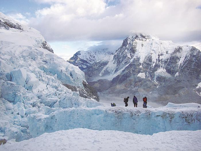 Szczeliny na Icefallu mogą mieć głębokość nawet kilkudziesięciu metrów