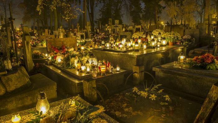 cmentarz nocą