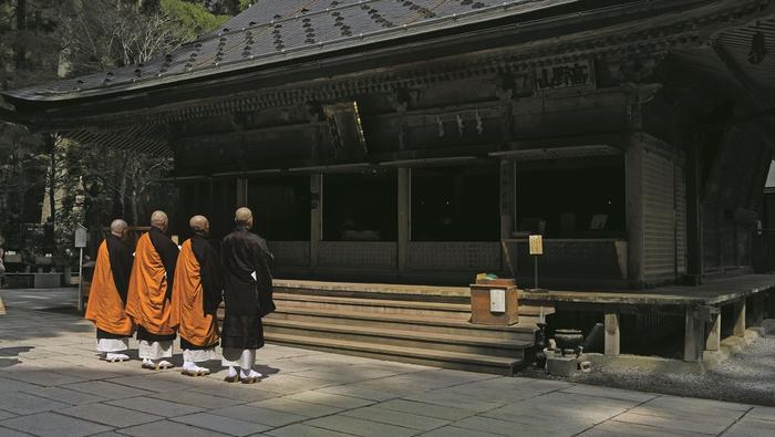 Koyasan – mnisi idą gęsiego, stukając drewnianymi sandałami