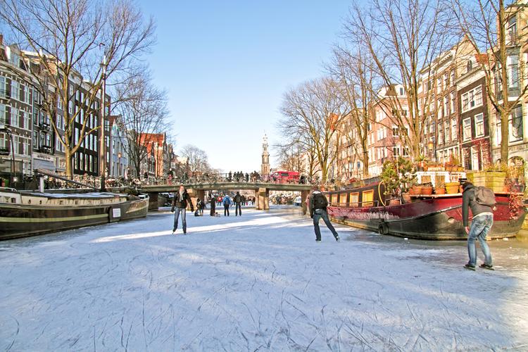 Amsterdam - lodowisko w jednym z kanałów Amsterdamu