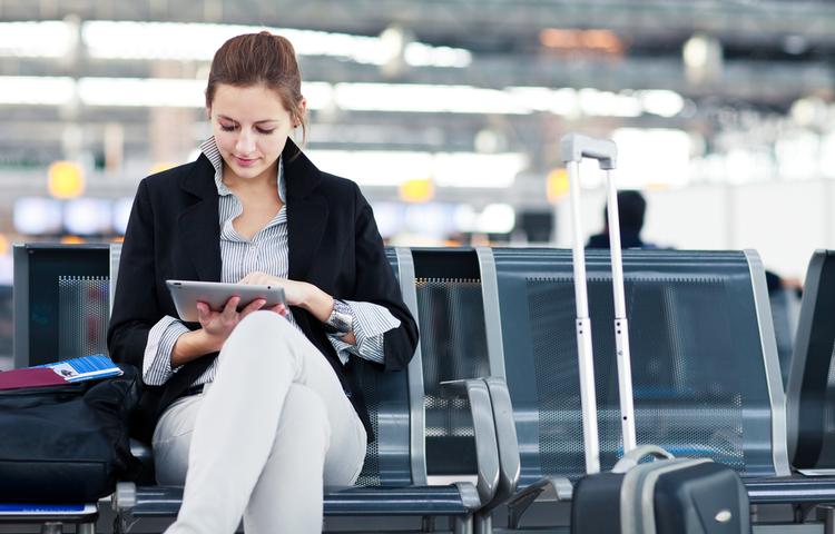 Pasażerka z tabletem na lotnisku