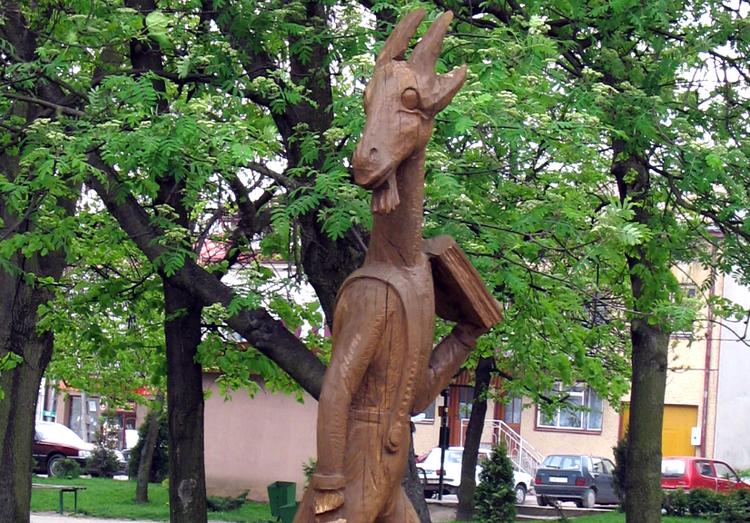 Drewniany pomnik Koziołka-Matołka w Pacanowie