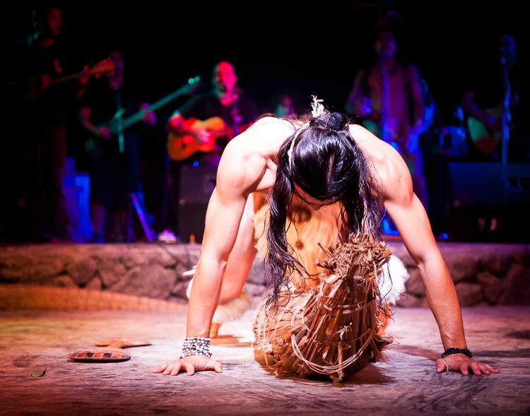 Wyspa Wielkanocna - tancerz tradycyjnych tańców wyspiarzy