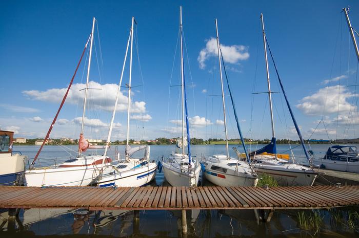 Jeziora w Polsce: jachty na marinie