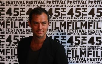 Jude Law na festiwalu filmowym w Karlowych Warach
