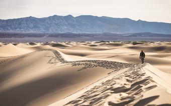 Piaszczyste wydmy w Dolinie Śmierci, jednym z najgorętszych miejsc świata