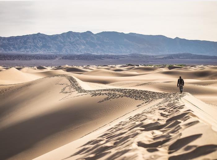 Piaszczyste wydmy w Dolinie Śmierci, jednym z najgorętszych miejsc świata