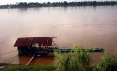 Mekongiem podczas pory deszczowej złoto spływa rzeką