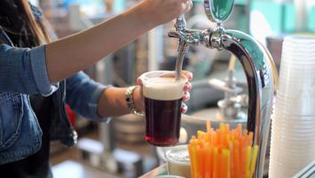 17 marca Guinness leje się strumieniami. Na czym polega fenomen irlandzkiego piwa?