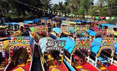 Kolorowe łodzie w dzielnicy Xochimilco w Meksyku