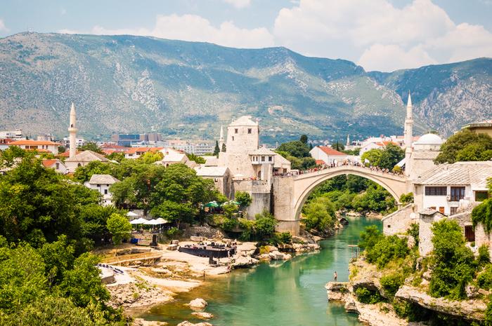 Hercegowina, widok na Mostar ze słynnym Starym Mostem nad Neretwą
