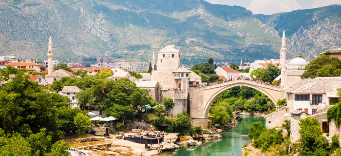 Hercegowina, widok na Mostar ze słynnym Starym Mostem nad Neretwą