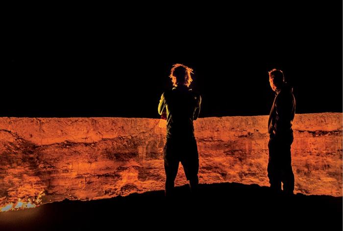 Nocą krater już z daleka rozświetla pustynię Kara Kum