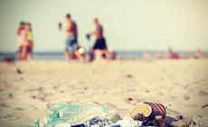 Śmieci pozostawione przez turystów na plaży nad Morzem Bałtyckim