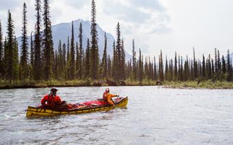Spływ w canoe rzeką Nahanni w Kanadzie