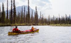 Spływ w canoe rzeką Nahanni w Kanadzie