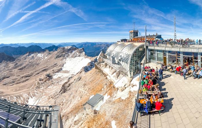 Widok ze szczytu Zugspitze, najwyższego w Niemczech