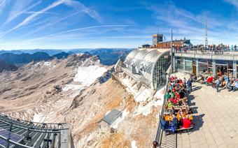 Widok ze szczytu Zugspitze, najwyższego w Niemczech