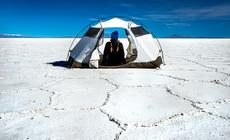Rozbicie namiotu na Salar de Uyuni nie jest łatwe