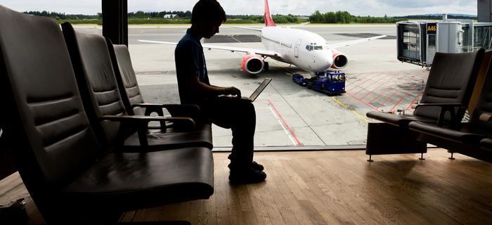 Wiele lotnisk udostępnia bezpłatne Wi-Fi i pozwala podróżującym być online 