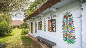 Zalipie – malowana wieś w Małopolsce. Zobacz, jak gospodynie malują swój świat!