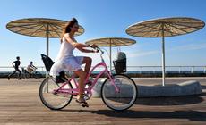 Rowerzystka na plaży w Tel Awiwie