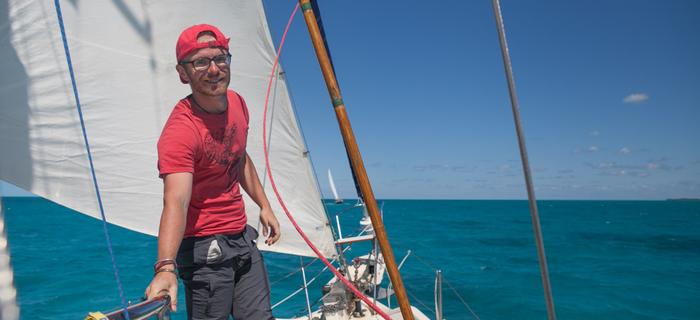 Nasz redaktor Bartek Kaftan podczas rejsu po Bahamach