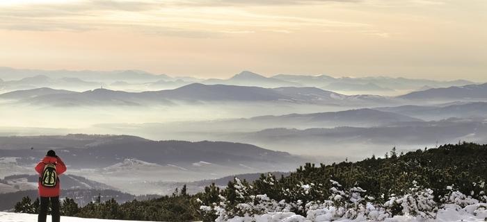 Widok z Babiej Góry na Słowację. Beskidzcy zbójnicy chętnie wyprawiali się w te strony na „gościnne występy