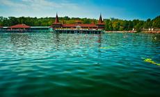 Węgry. Heviz to drugie największe na świecie jezioro termalne
