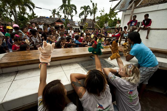 Teatrzyk kukiełkowych dla dzieci z miejsc dotkniętych tajfunem