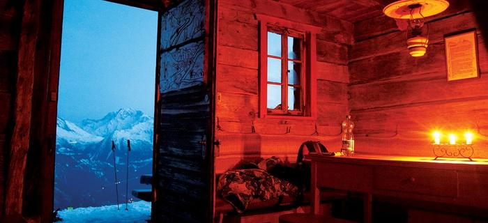 Widok z górskiej chaty na lodowiec Aletsch